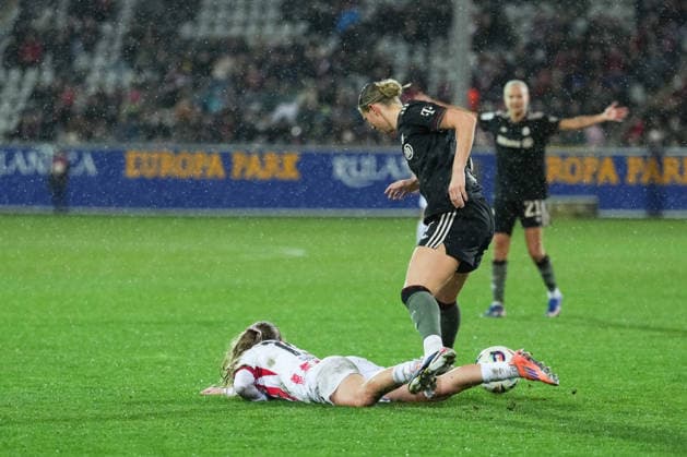 Google Pixel Frauen-Bundesliga: SC Freiburg vs. FC Bayern München, 06.02.2026 Zweikampf zwischen Klara Bühl (FC Bayern München, 17) und Ni? Szenk (SC Freiburg, 19) Google Pixel Frauen-Bundesliga: SC Freiburg vs. FC Bayern München, Dreisamstadion, 06.02.2026 DFB DFL REGULATIONS PROHIBIT ANY USE OF PHOTOGRAPHS AS IMAGE SEQUENCES AND OR QUASI-VIDEO. Copyright: xBEAUTIFULxSPORTS Boscox