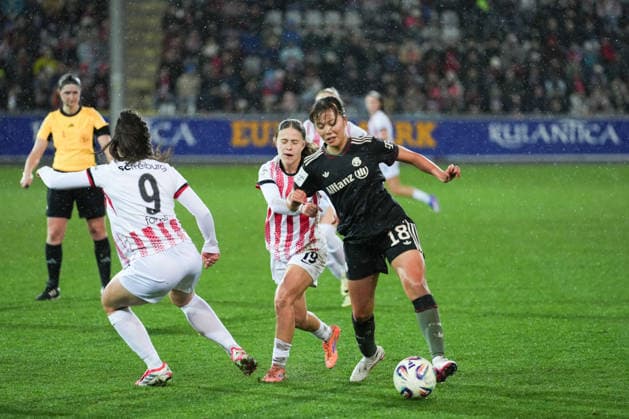 Google Pixel Frauen-Bundesliga: SC Freiburg vs. FC Bayern München, 06.02.2026 Zweikampf zwischen Ni? Szenk (SC Freiburg, 19) und Momoko Tanikawa (FC Bayern München, 18) Google Pixel Frauen-Bundesliga: SC Freiburg vs. FC Bayern München, Dreisamstadion, 06.02.2026 DFB DFL REGULATIONS PROHIBIT ANY USE OF PHOTOGRAPHS AS IMAGE SEQUENCES AND OR QUASI-VIDEO. Copyright: xBEAUTIFULxSPORTS Boscox