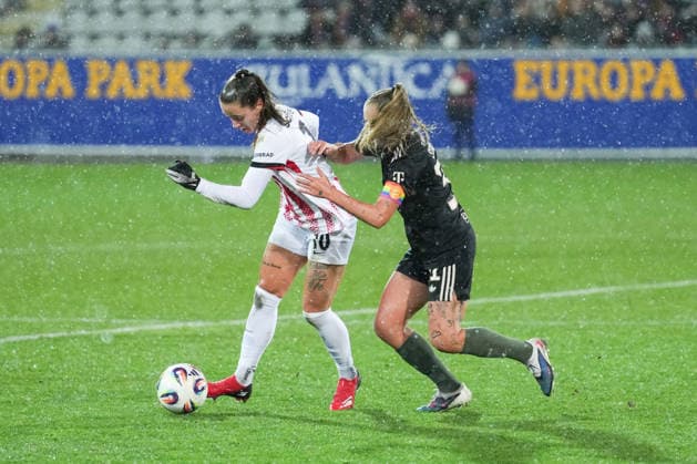 Google Pixel Frauen-Bundesliga: SC Freiburg vs. FC Bayern München, 06.02.2026 Zweikampf zwischen Selina Vobian (SC Freiburg, 10) und Georgia Stanway (FC Bayern München, 31) Google Pixel Frauen-Bundesliga: SC Freiburg vs. FC Bayern München, Dreisamstadion, 06.02.2026 DFB DFL REGULATIONS PROHIBIT ANY USE OF PHOTOGRAPHS AS IMAGE SEQUENCES AND OR QUASI-VIDEO. Copyright: xBEAUTIFULxSPORTS Boscox