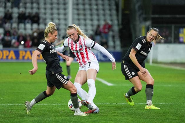 Google Pixel Frauen-Bundesliga: SC Freiburg vs. FC Bayern München, 06.02.2026 Tessa Blumenberg (SC Freiburg, 7) im Zweikampf mit Magdalena Eriksson (FC Bayern München, 5) und Linda Dallmann (FC Bayern München, 10) Google Pixel Frauen-Bundesliga: SC Freiburg vs. FC Bayern München, Dreisamstadion, 06.02.2026 DFB DFL REGULATIONS PROHIBIT ANY USE OF PHOTOGRAPHS AS IMAGE SEQUENCES AND OR QUASI-VIDEO. Copyright: xBEAUTIFULxSPORTS Boscox