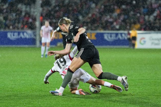 Google Pixel Frauen-Bundesliga: SC Freiburg vs. FC Bayern München, 06.02.2026 Zweikampf zwischen Klara Bühl (FC Bayern München, 17) und Ni? Szenk (SC Freiburg, 19) Google Pixel Frauen-Bundesliga: SC Freiburg vs. FC Bayern München, Dreisamstadion, 06.02.2026 DFB DFL REGULATIONS PROHIBIT ANY USE OF PHOTOGRAPHS AS IMAGE SEQUENCES AND OR QUASI-VIDEO. Copyright: xBEAUTIFULxSPORTS Boscox