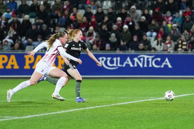 Google Pixel Frauen-Bundesliga: SC Freiburg vs. FC Bayern München, 06.02.2026 Zweikampf zwischen Luca Birkholz (SC Freiburg, 23) und Stine Ballisager (FC Bayern München, 3) Google Pixel Frauen-Bundesliga: SC Freiburg vs. FC Bayern München, Dreisamstadion, 06.02.2026 DFB DFL REGULATIONS PROHIBIT ANY USE OF PHOTOGRAPHS AS IMAGE SEQUENCES AND OR QUASI-VIDEO. Copyright: xBEAUTIFULxSPORTS Boscox