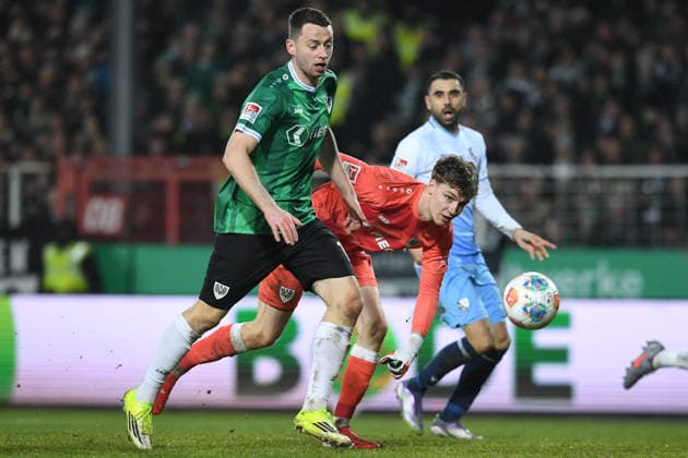 Fußball 2. Bundesliga 21. Spieltag SC Preußen Münster - VfL Bochum am 06.02.2026 im LVM-Preußenstadion in Münster Torge Paetow ( Münster ), vorne - Johannes Schenk ( Münster ), mitte - Gerrit Holtmann ( Bochum ), hinten DFL regulations prohibit any use of photographs as image sequences and or quasi-video.