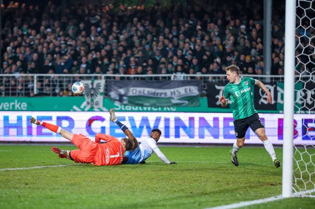 06.02.2025, Fußball, Preußen Münster - VfL Bochum, 2. Fußball Bundesliga, Preußenstadion, 21.Spieltag, Saison 2025 2026: Torwart Johannes Schenk (Preussen Muenster 01) verteidigt gegen Moritz-Broni Kwarteng (VfL Bochum 11) DFB regulations prohibit any use of photographs as image sequences and or quasi-video. Nordrhein-Westfalen Deutschland