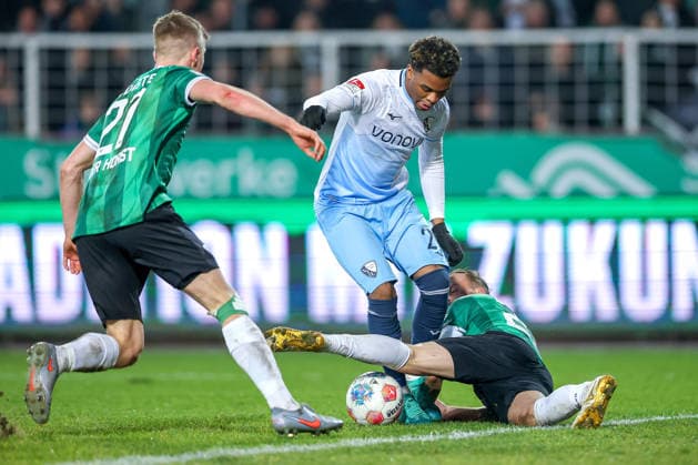 06.02.2025, Fußball, Preußen Münster - VfL Bochum, 2. Fußball Bundesliga, Preußenstadion, 21.Spieltag, Saison 2025 2026: Farid Alfa-Ruprecht (VfL Bochum 29) im Zweikampf gegen Jorrit Hendrix (Preussen Muenster 20) neben Jano ter Horst (Preussen Muenster 27) DFB regulations prohibit any use of photographs as image sequences and or quasi-video. Nordrhein-Westfalen Deutschland