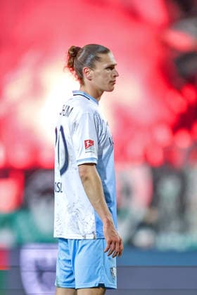 06.02.2025, Fußball, Preußen Münster - VfL Bochum, 2. Fußball Bundesliga, Preußenstadion, 21.Spieltag, Saison 2025 2026: Noah Loosli (VfL Bochum 20) enttäuscht Enttäuschung vor dem Licht von roter Pyrotechnik DFB regulations prohibit any use of photographs as image sequences and or quasi-video. Nordrhein-Westfalen Deutschland