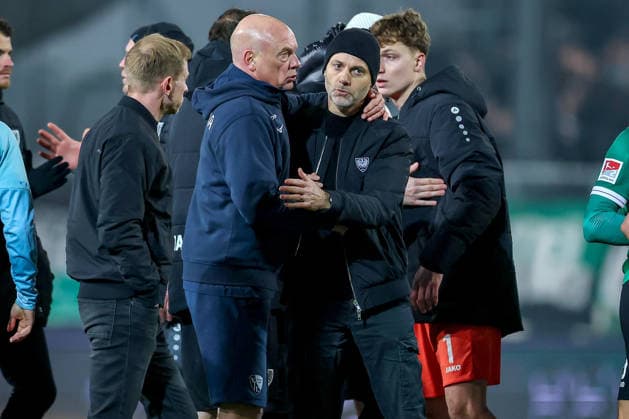 06.02.2025, Fußball, Preußen Münster - VfL Bochum, 2. Fußball Bundesliga, Preußenstadion, 21.Spieltag, Saison 2025 2026: Cheftrainer Uwe Rösler (VfL Bochum hc) neben Cheftrainer Alexander Ende (Preussen Muenster hc) nach dem 1:1 Unentschieden DFB regulations prohibit any use of photographs as image sequences and or quasi-video. Nordrhein-Westfalen Deutschland