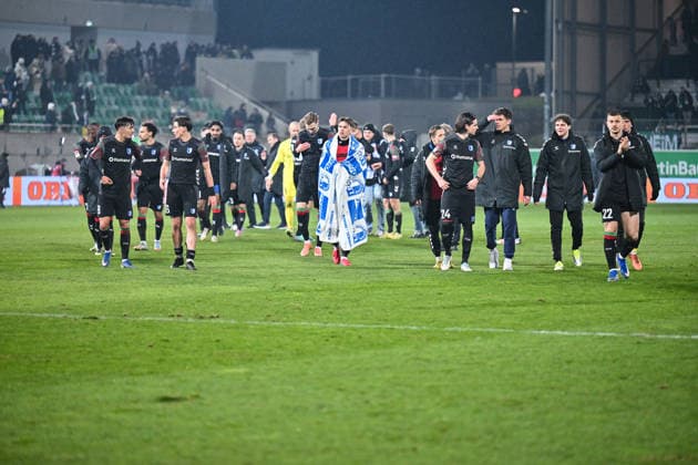 2. Bundesliga; SpVgg Greuther Fürth - 1. FC Magdeburg; 06.02.2026 FUERTH, GERMANY - 06. FEBRUARY: Die Spieler der Gäste feiern zusammen mit den mitgereisten Fans den 4-5 Auswärtssieg in Fürth nach dem Match zwischen der SpVgg Greuther Fürth und dem 1. FC Magdeburg am 21. Spieltag der 2. Bundesliga im Sportpark Ronhof Thomas Sommer