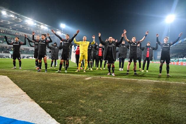 2. Bundesliga; SpVgg Greuther Fürth - 1. FC Magdeburg; 06.02.2026 FUERTH, GERMANY - 06. FEBRUARY: Die Spieler der Gäste feiern zusammen mit den mitgereisten Fans den 4-5 Auswärtssieg in Fürth nach dem Match zwischen der SpVgg Greuther Fürth und dem 1. FC Magdeburg am 21. Spieltag der 2. Bundesliga im Sportpark Ronhof Thomas Sommer