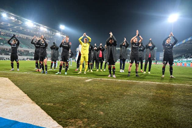 2. Bundesliga; SpVgg Greuther Fürth - 1. FC Magdeburg; 06.02.2026 FUERTH, GERMANY - 06. FEBRUARY: Die Spieler der Gäste feiern zusammen mit den mitgereisten Fans den 4-5 Auswärtssieg in Fürth nach dem Match zwischen der SpVgg Greuther Fürth und dem 1. FC Magdeburg am 21. Spieltag der 2. Bundesliga im Sportpark Ronhof Thomas Sommer