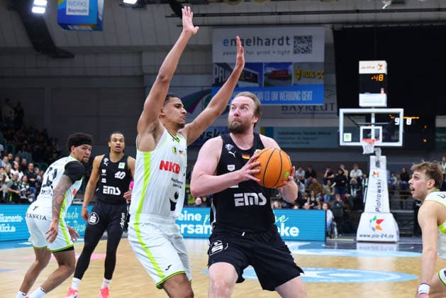 21. Spieltag der Basketball 2. Bundesliga ProA in der Oberfrankenhalle in Bayreuth Saison 2025-2026 BBC Bayreuth gegen Nürnberg Falcons BC Cantia Rahming (BBC Bayreuth) -12- links Lars Lagerpusch (Nürnberg Falcons BC) -44- rechts