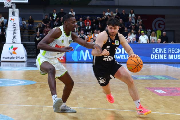 21. Spieltag der Basketball 2. Bundesliga ProA in der Oberfrankenhalle in Bayreuth Saison 2025-2026 BBC Bayreuth gegen Nürnberg Falcons BC Tehree Horn (BBC Bayreuth) -2- links Tim Köpple (Nürnberg Falcons BC) -5- rechts