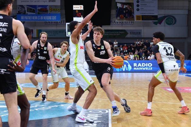 21. Spieltag der Basketball 2. Bundesliga ProA in der Oberfrankenhalle in Bayreuth Saison 2025-2026 BBC Bayreuth gegen Nürnberg Falcons BC Leroy Ikejiaku (BBC Bayreuth) -22- links Tom Stoiber (Nürnberg Falcons BC) -28- rechts