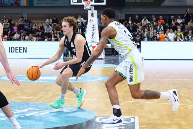 21. Spieltag der Basketball 2. Bundesliga ProA in der Oberfrankenhalle in Bayreuth Saison 2025-2026 BBC Bayreuth gegen Nürnberg Falcons BC Rayshawn Mart (BBC Bayreuth) -3- rechts Carter Dean Whitt (Nürnberg Falcons BC) -2- links
