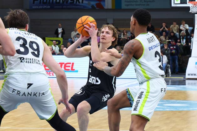 21. Spieltag der Basketball 2. Bundesliga ProA in der Oberfrankenhalle in Bayreuth Saison 2025-2026 BBC Bayreuth gegen Nürnberg Falcons BC Rayshawn Mart (BBC Bayreuth) -3- rechts Carter Dean Whitt (Nürnberg Falcons BC) -2- mitte