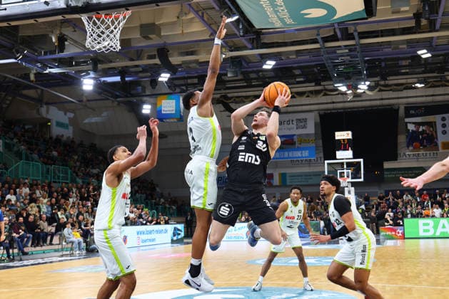 21. Spieltag der Basketball 2. Bundesliga ProA in der Oberfrankenhalle in Bayreuth Saison 2025-2026 BBC Bayreuth gegen Nürnberg Falcons BC Rayshawn Mart (BBC Bayreuth) -3- links Vincent Friederici (Nürnberg Falcons BC) -30- rechts
