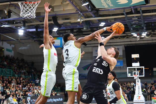 21. Spieltag der Basketball 2. Bundesliga ProA in der Oberfrankenhalle in Bayreuth Saison 2025-2026 BBC Bayreuth gegen Nürnberg Falcons BC Rayshawn Mart (BBC Bayreuth) -3- mitte Vincent Friederici (Nürnberg Falcons BC) -30- rechts