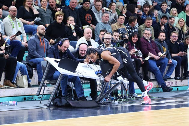 21. Spieltag der Basketball 2. Bundesliga ProA in der Oberfrankenhalle in Bayreuth Saison 2025-2026 BBC Bayreuth gegen Nürnberg Falcons BC Evan Taylor (Nürnberg Falcons BC) -10- fällt auf den Tisch von den Moderatoren vom Fernsehen