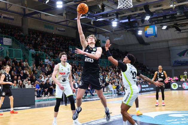 21. Spieltag der Basketball 2. Bundesliga ProA in der Oberfrankenhalle in Bayreuth Saison 2025-2026 BBC Bayreuth gegen Nürnberg Falcons BC Cantia Rahming (BBC Bayreuth) -12- rechts Tom Stoiber (Nürnberg Falcons BC) -28- links