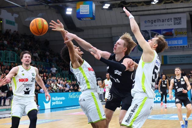 21. Spieltag der Basketball 2. Bundesliga ProA in der Oberfrankenhalle in Bayreuth Saison 2025-2026 BBC Bayreuth gegen Nürnberg Falcons BC Louis Nauthon (BBC Bayreuth) -51- links Lenny Liedtke (BBC Bayreuth) -55- rechts Trevor Baskin (Nürnberg Falcons BC) -22- mitte