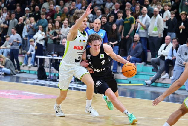 21. Spieltag der Basketball 2. Bundesliga ProA in der Oberfrankenhalle in Bayreuth Saison 2025-2026 BBC Bayreuth gegen Nürnberg Falcons BC Liam Holländer (BBC Bayreuth) -17- links Carter Dean Whitt (Nürnberg Falcons BC) -2- rechts