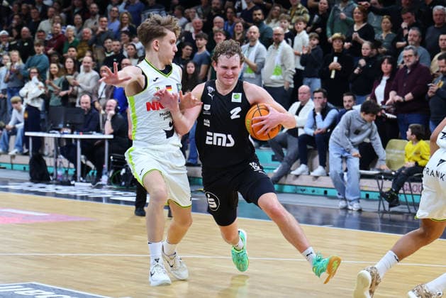 21. Spieltag der Basketball 2. Bundesliga ProA in der Oberfrankenhalle in Bayreuth Saison 2025-2026 BBC Bayreuth gegen Nürnberg Falcons BC Liam Holländer (BBC Bayreuth) -17- links Carter Dean Whitt (Nürnberg Falcons BC) -2- rechts