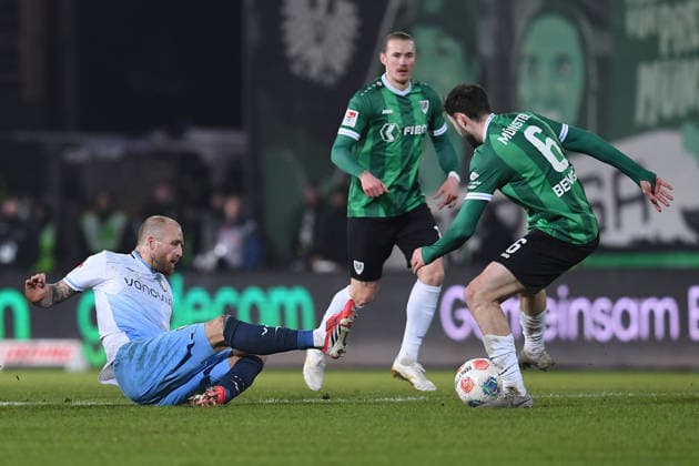 Fußball 2. Bundesliga 21. Spieltag SC Preußen Münster - VfL Bochum am 06.02.2026 im LVM-Preußenstadion in Münster Philipp Hofmann ( Bochum ), links - Marcel Benger ( Münster ), rechts DFL regulations prohibit any use of photographs as image sequences and or quasi-video.