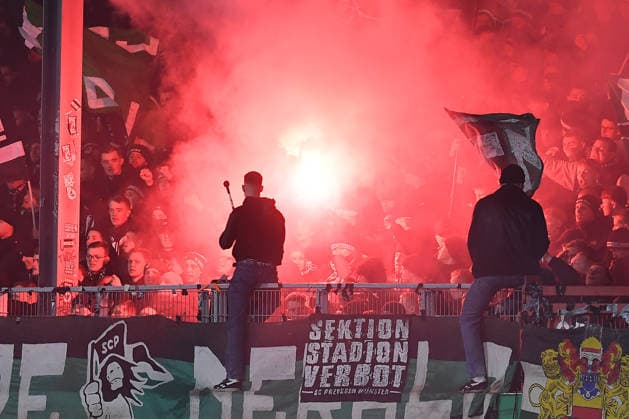 Fußball 2. Bundesliga 21. Spieltag SC Preußen Münster - VfL Bochum am 06.02.2026 im LVM-Preußenstadion in Münster Fans des Sc Preußen Münster zünden Bengalos Pyro Pyrotechnik Leuchtkörper Rauchbomben im Fanblock DFL regulations prohibit any use of photographs as image sequences and or quasi-video.