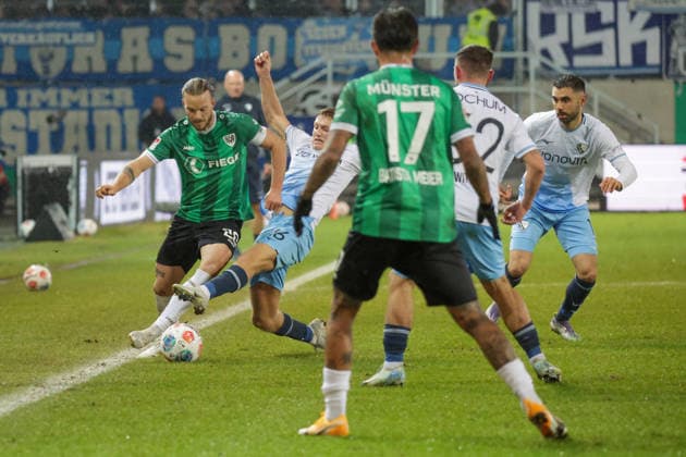 06.02.2026, xgrfx, Fussball 2.Bundesliga, Preußen Münster - VfL Bochum v.l. Jorrit Hendrix (Preußen Münster), Callum Marshall (VfL Bochum) (DFL DFB REGULATIONS PROHIBIT ANY USE OF PHOTOGRAPHS as IMAGE SEQUENCES and or QUASI-VIDEO) Münster