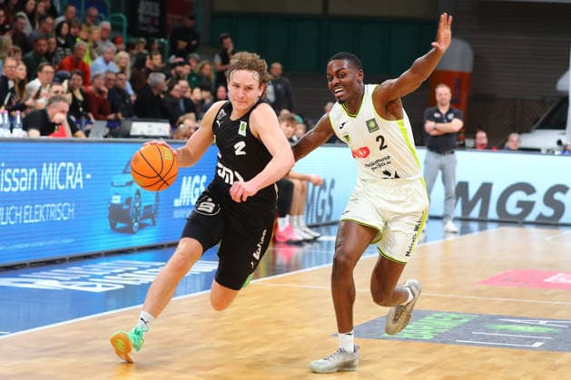 21. Spieltag der Basketball 2. Bundesliga ProA in der Oberfrankenhalle in Bayreuth Saison 2025-2026 BBC Bayreuth gegen Nürnberg Falcons BC Tehree Horn (BBC Bayreuth) -2- rechts Carter Dean Whitt (Nürnberg Falcons BC) -2- links