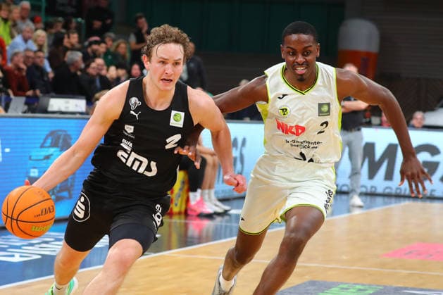 21. Spieltag der Basketball 2. Bundesliga ProA in der Oberfrankenhalle in Bayreuth Saison 2025-2026 BBC Bayreuth gegen Nürnberg Falcons BC Tehree Horn (BBC Bayreuth) -2- rechts Carter Dean Whitt (Nürnberg Falcons BC) -2- links