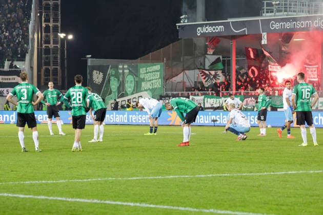 06.02.2026, xgrfx, Fussball 2.Bundesliga, Preußen Münster - VfL Bochum v.l. Die Spieler von Preußen Münster und VfL Bochum nach dem Schlusspfiff. (DFL DFB REGULATIONS PROHIBIT ANY USE OF PHOTOGRAPHS as IMAGE SEQUENCES and or QUASI-VIDEO) Münster