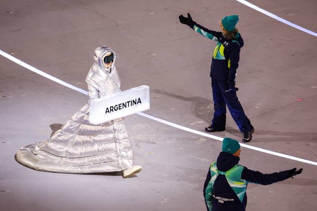 ITALY, MILAN - FEBRUARY 6, 2026: Members of the Olympic team of Argentina emerge during a ceremony to open the 2026 Winter Olympic Games, Olympische Spiele, Olympia, OS at San Siro Stadium Opening Ceremony For 2026 Winter Olympic Games  - ZUMAt113 20260206_zaa_t113_529 Copyright: xPeterxKovalevx