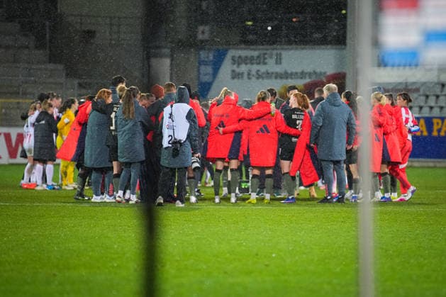 Fussball, Google Pixel Frauen-Bundesliga, 17 .Spieltag, 2025 2026, SC Freiburg vs. FC Bayern München, 06.02.2026, Dreisamstadion, Freiburg,: Mannschaft, Freiburg Dreisamstadion Baden-Württemberg Deutschland Copyright: xFINLEYxMÖRCHx