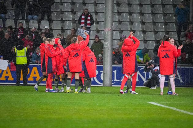 Fussball, Google Pixel Frauen-Bundesliga, 17 .Spieltag, 2025 2026, SC Freiburg vs. FC Bayern München, 06.02.2026, Dreisamstadion, Freiburg,: Mannschaft, Feiern, Freiburg Dreisamstadion Baden-Württemberg Deutschland Copyright: xFINLEYxMÖRCHx