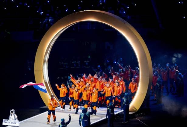 MILAN - Jens van t Wout carries the Dutch flag during the opening ceremony of the Winter Olympics in the San Siro Stadium. SEM VAN DER WAL ANP xVIxANPxSportx xxANPxIVx 549848148 originalFilename: 549848148.jpg