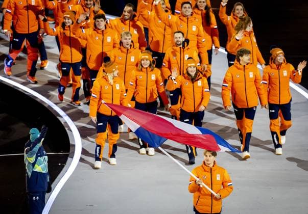 MILAN - Jens van t Wout carries the Dutch flag during the opening ceremony of the Winter Olympics in the San Siro Stadium. ROBIN VAN LONKHUIJSEN ANP xVIxANPxSportx xxANPxIVx 549848409 originalFilename: 549848409.jpg