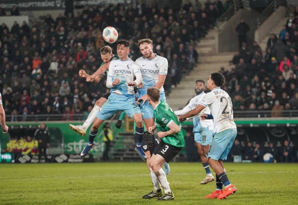 Deutschland: 2.Bundesliga 2025 2026, SC Preußen Münster vs VFL Bochum, Freitag 06.02.2026 LVM-Preußenstadion (Nordrhein-Westfalen, Deutschland) Kopfballduell Philipp Strompf (VfL Bochum, 3) Jorrit Hendrix (SC Preußen Münster, 20) Cajetan Lenz (VfL Bochum, 34)