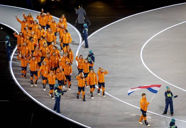 MILAN - Jens van t Wout carries the Dutch flag during the opening ceremony of the Winter Olympics in the San Siro Stadium. ROBIN VAN LONKHUIJSEN ANP xVIxANPxSportx xxANPxIVx 549848541 originalFilename: 549848541.jpg
