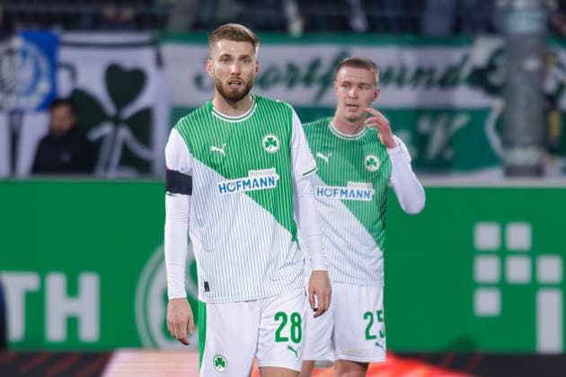 Fürth, Deutschland 06. Februar 2026: 2. Liga - 2025 2026 - SpVgg Greuther Fürth vs. 1. FC Magdeburg Im Bild: v.li. Doni Arifi (SGF) unzufrieden auf dem Spielfeld. DFL regulations prohibit any use of photographs as image sequences and or quasi-video Sportpark Ronhof Bayern
