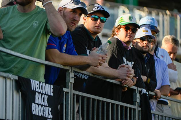 SCOTTSDALE, AZ - FEBRUARY 06: Front row fans Welcome Back Brooks t-shirts as they await his arrival at the green on 16 during the second round of the Waste Management Phoenix Open on February 6, 2026, at TPC Scottsdale, Scottsdale, Arizona. (Photo by Ken Murray Icon Sportswire) GOLF: FEB 06 PGA, Golf Herren WM Phoenix Open EDITORIAL USE ONLY Icon2602060032
