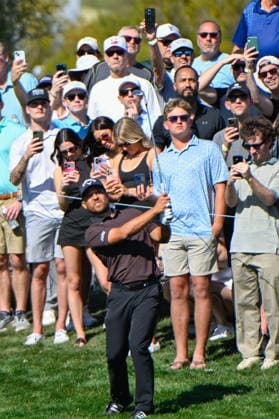 SCOTTSDALE, AZ - FEBRUARY 06: Xander Schauffele (USA) watches his chip on to 8 from the rough during the second round of the Waste Management Phoenix Open on February 6, 2026, at TPC Scottsdale, Scottsdale, Arizona. (Photo by Ken Murray Icon Sportswire) GOLF: FEB 06 PGA, Golf Herren WM Phoenix Open EDITORIAL USE ONLY Icon2602060262