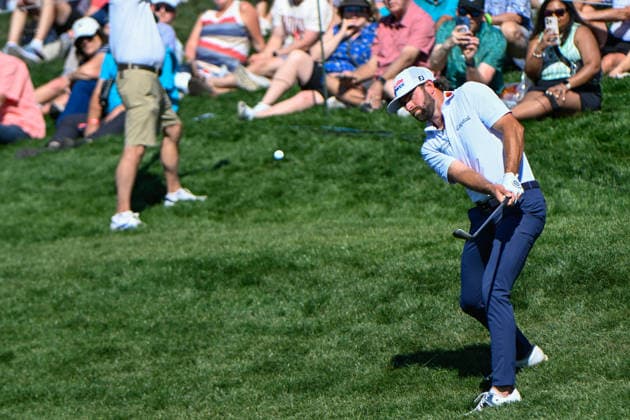 SCOTTSDALE, AZ - FEBRUARY 06: Cameron Young (USA) chips on to 8 during the second round of the Waste Management Phoenix Open on February 6, 2026, at TPC Scottsdale, Scottsdale, Arizona. (Photo by Ken Murray Icon Sportswire) GOLF: FEB 06 PGA, Golf Herren WM Phoenix Open EDITORIAL USE ONLY Icon2602060272