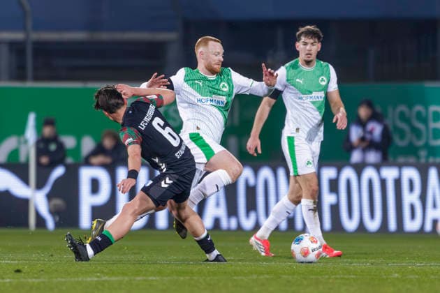 Fürth, Deutschland 06. Februar 2026: 2. Liga - 2025 2026 - SpVgg Greuther Fürth vs. 1. FC Magdeburg Im Bild: v. li. im Zweikampf Dariusz Stalmach (FCM) und Brynjar Bjarnason (SGF) DFL regulations prohibit any use of photographs as image sequences and or quasi-video Sportpark Ronhof Bayern