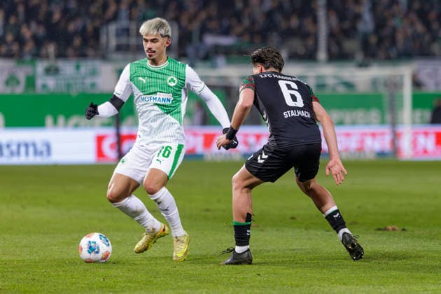 Fürth, Deutschland 06. Februar 2026: 2. Liga - 2025 2026 - SpVgg Greuther Fürth vs. 1. FC Magdeburg Im Bild: v. li. im Zweikampf Aaron Keller (SGF) und Dariusz Stalmach (FCM) DFL regulations prohibit any use of photographs as image sequences and or quasi-video Sportpark Ronhof Bayern