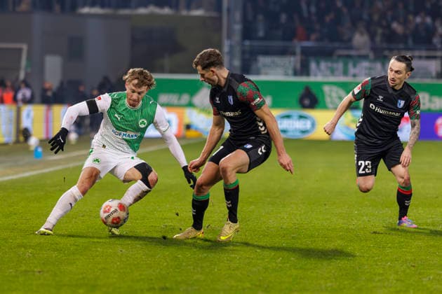 Fürth, Deutschland 06. Februar 2026: 2. Liga - 2025 2026 - SpVgg Greuther Fürth vs. 1. FC Magdeburg Im Bild: v. li. im Zweikampf Jannik Dehm (SGF), Alexander Nollenberger (FCM) DFL regulations prohibit any use of photographs as image sequences and or quasi-video Sportpark Ronhof Bayern