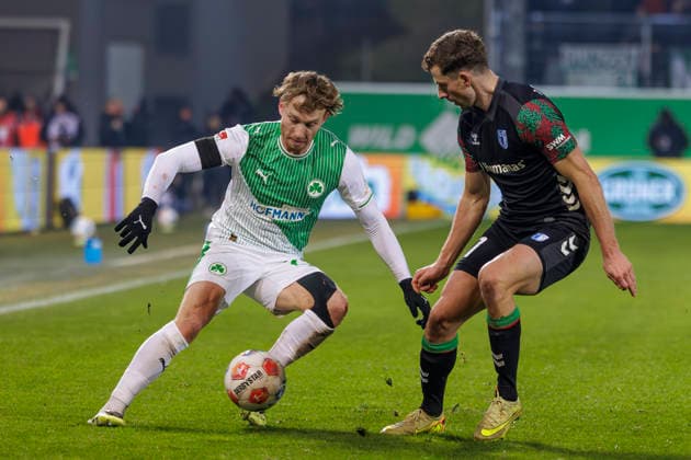Fürth, Deutschland 06. Februar 2026: 2. Liga - 2025 2026 - SpVgg Greuther Fürth vs. 1. FC Magdeburg Im Bild: v. li. im Zweikampf Jannik Dehm (SGF), Alexander Nollenberger (FCM) DFL regulations prohibit any use of photographs as image sequences and or quasi-video Sportpark Ronhof Bayern