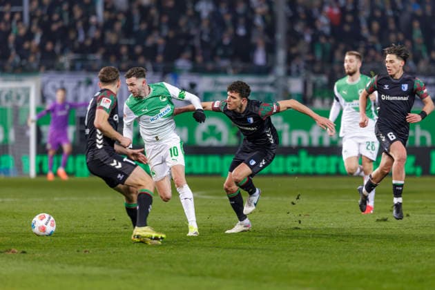Fürth, Deutschland 06. Februar 2026: 2. Liga - 2025 2026 - SpVgg Greuther Fürth vs. 1. FC Magdeburg Im Bild: v. li. im Zweikampf Alexander Nollenberger (FCM), Branimir Hrgota (SGF), Tobias Müller Mueller (FCM) DFL regulations prohibit any use of photographs as image sequences and or quasi-video Sportpark Ronhof Bayern