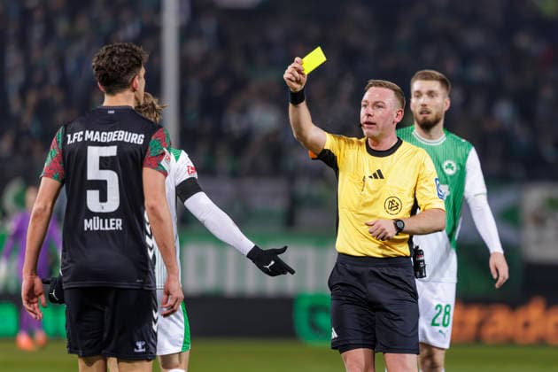 Fürth, Deutschland 06. Februar 2026: 2. Liga - 2025 2026 - SpVgg Greuther Fürth vs. 1. FC Magdeburg Im Bild: Schiedsrichter Lars Erbst zeigt Tobias Müller Mueller (FCM) die gelbe Karte. DFL regulations prohibit any use of photographs as image sequences and or quasi-video Sportpark Ronhof Bayern