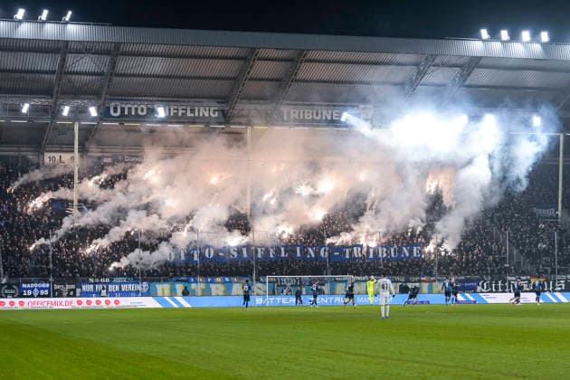 Die Fans vom SV Waldhof Mannheim zünden in der Fankurve Pyrotechnik, Stimmung im Stadion, Atmosphäre, Pyro, Pyros, Ultras, Zuschauer, Fanblock, Chaoten, Bengalo, Bengalos, Feuerwerk, flare, 06.02.2026, Mannheim (Deutschland), Fussball, 3. Liga, SV Waldhof Mannheim - SSV Ulm 1846, DFB DFL REGULATIONS PROHIBIT ANY USE OF PHOTOGRAPHS AS IMAGE SEQUENCES AND OR QUASI-VIDEO. *** SV Waldhof Mannheim fans set off pyrotechnics in the fan curve, atmosphere in the stadium, atmosphere, pyro, pyros, Ultras, spectators, fan block, chaotic, Bengalo, Bengalos, fireworks, flare, 06 02 2026, Mannheim Germany , Football, 3 Liga, SV Waldhof Mannheim SSV Ulm 1846, DFB DFL REGULATIONS PROHIBIT ANY USE OF PHOTOGRAPHS AS IMAGE SEQUENCES AND OR QUASI VIDEO xozx
